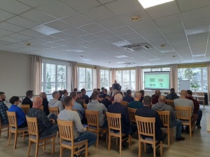 Funkcjonariusze na sali konferencyjnej podczas szkolenia.